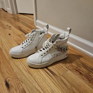 LOVE MOSCHINO Womens Hearts Chain High Sneakers In White